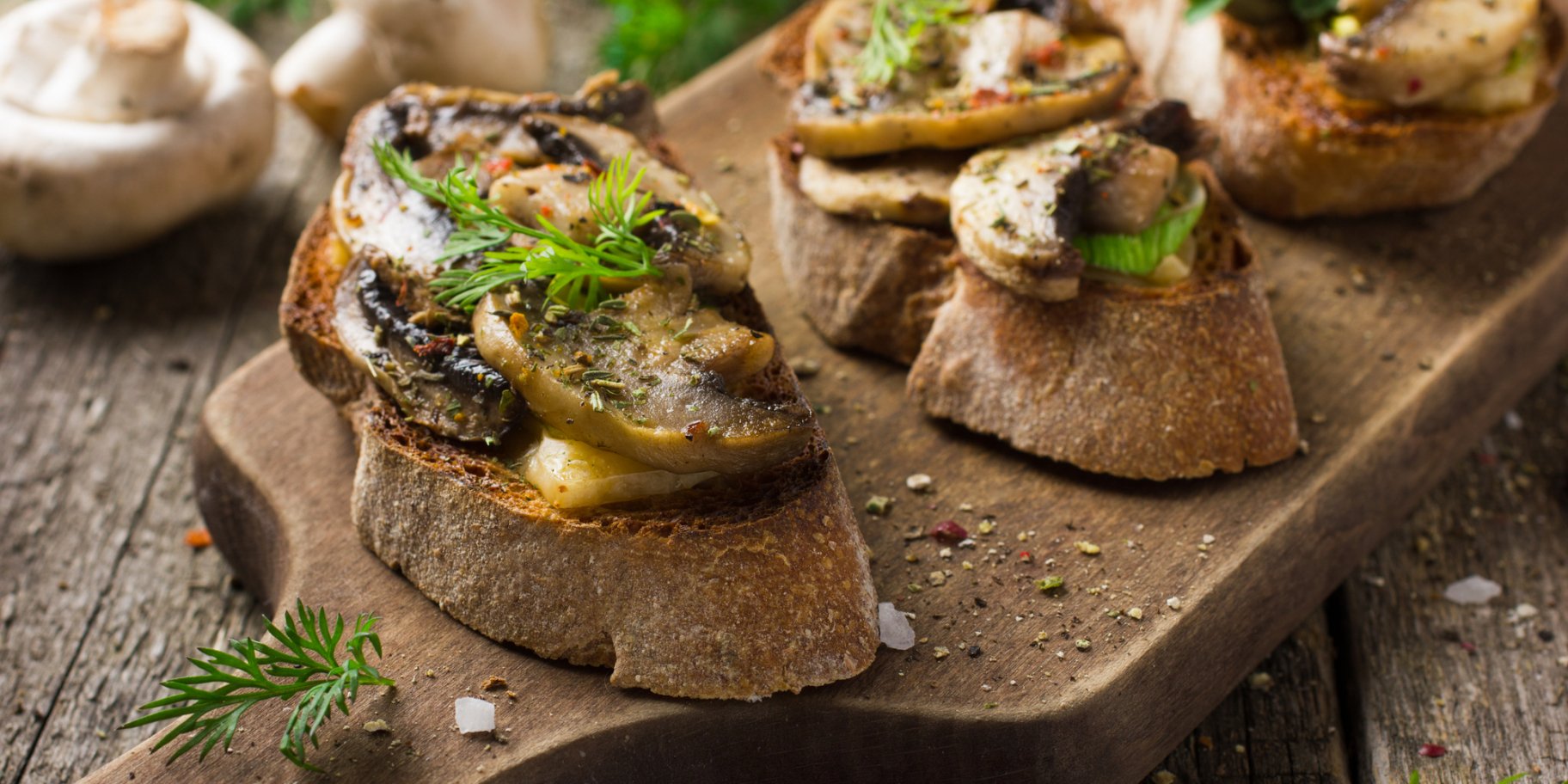 Кростини с грибами и козьим сыром