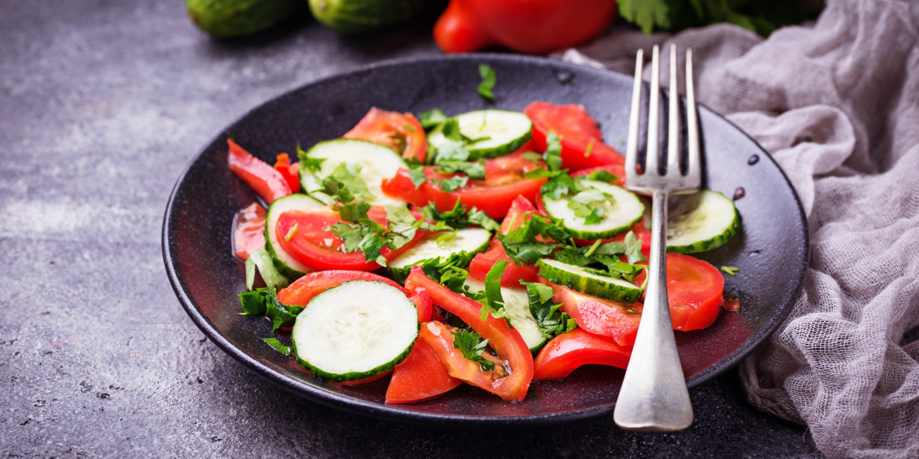 Салат з огірків, томатів, червоної цибулі