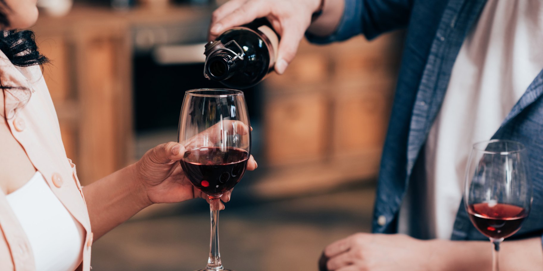 Люди пʼють вино