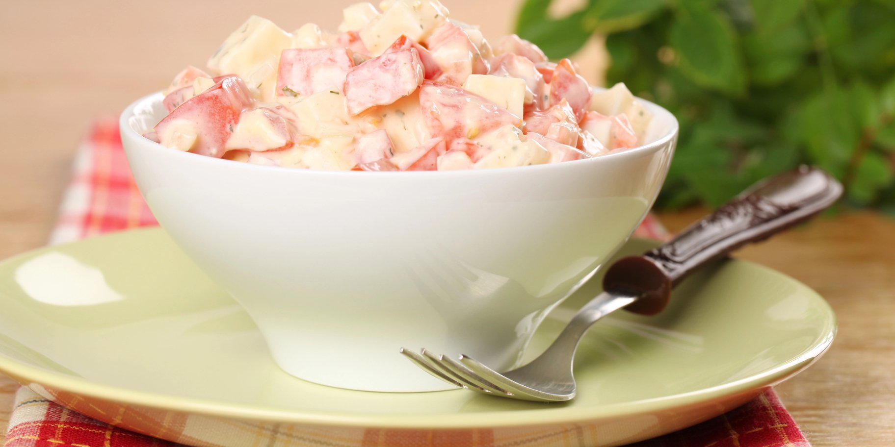 Салат з помідором і яйцем