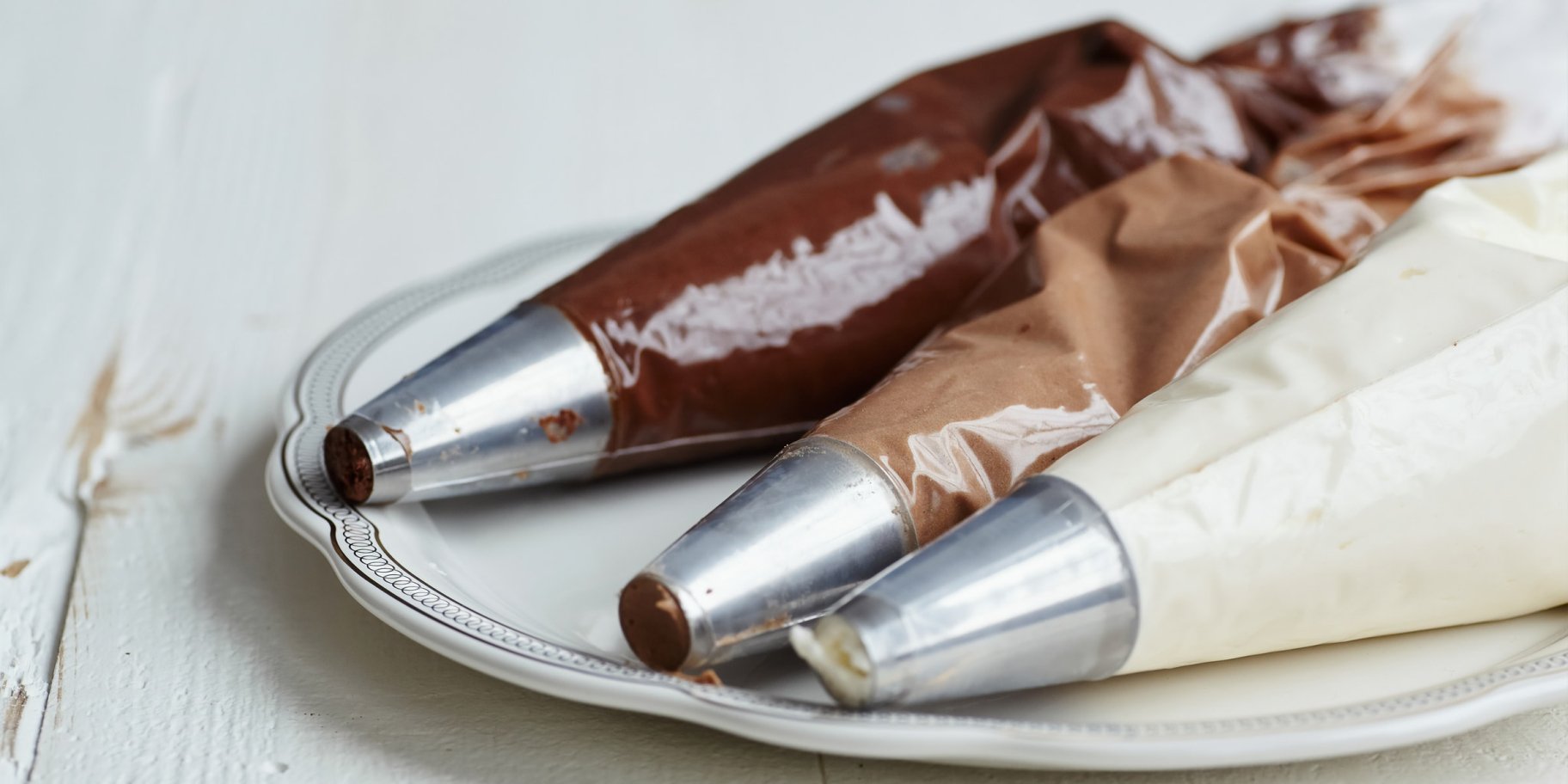 Глазурь для паски выливают в чашку