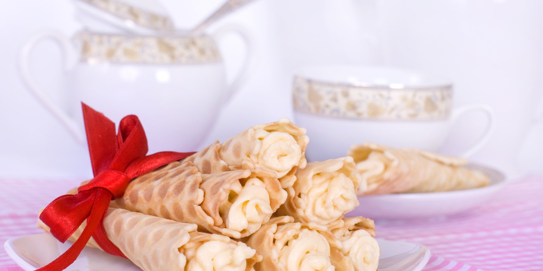 Вафельні трубочки з білим кремом