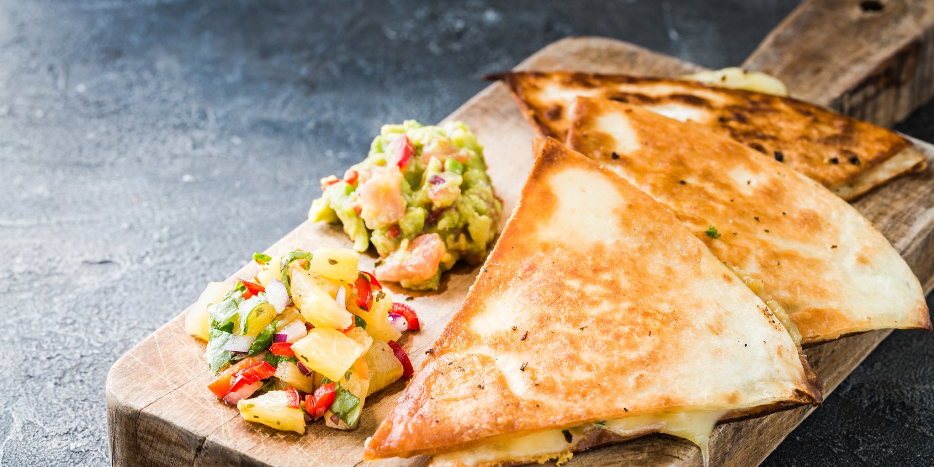 Кесадилья з лососем, сальсою і гуакамоле