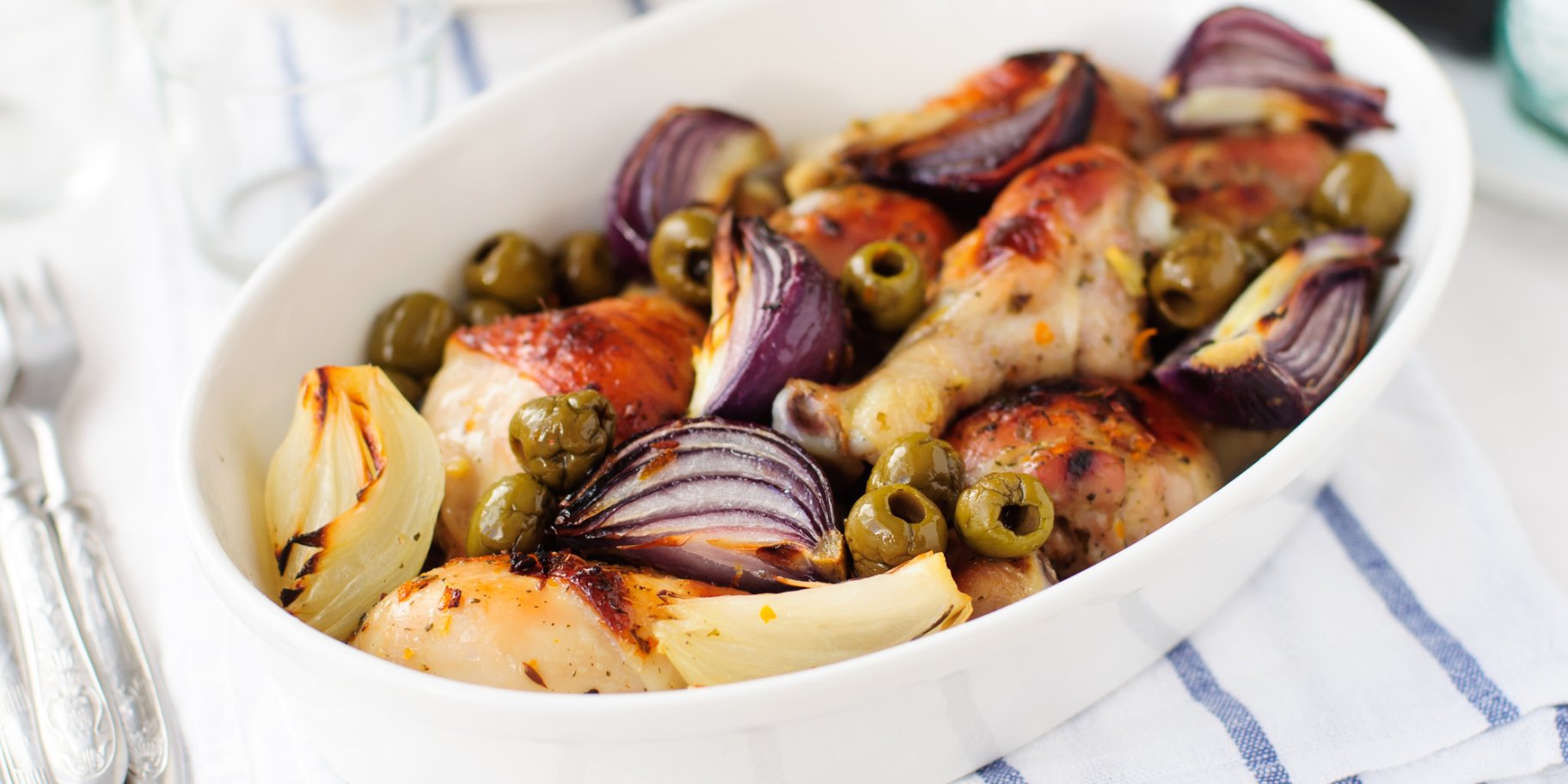 Запеченные куриные голени с красным луком и оливками