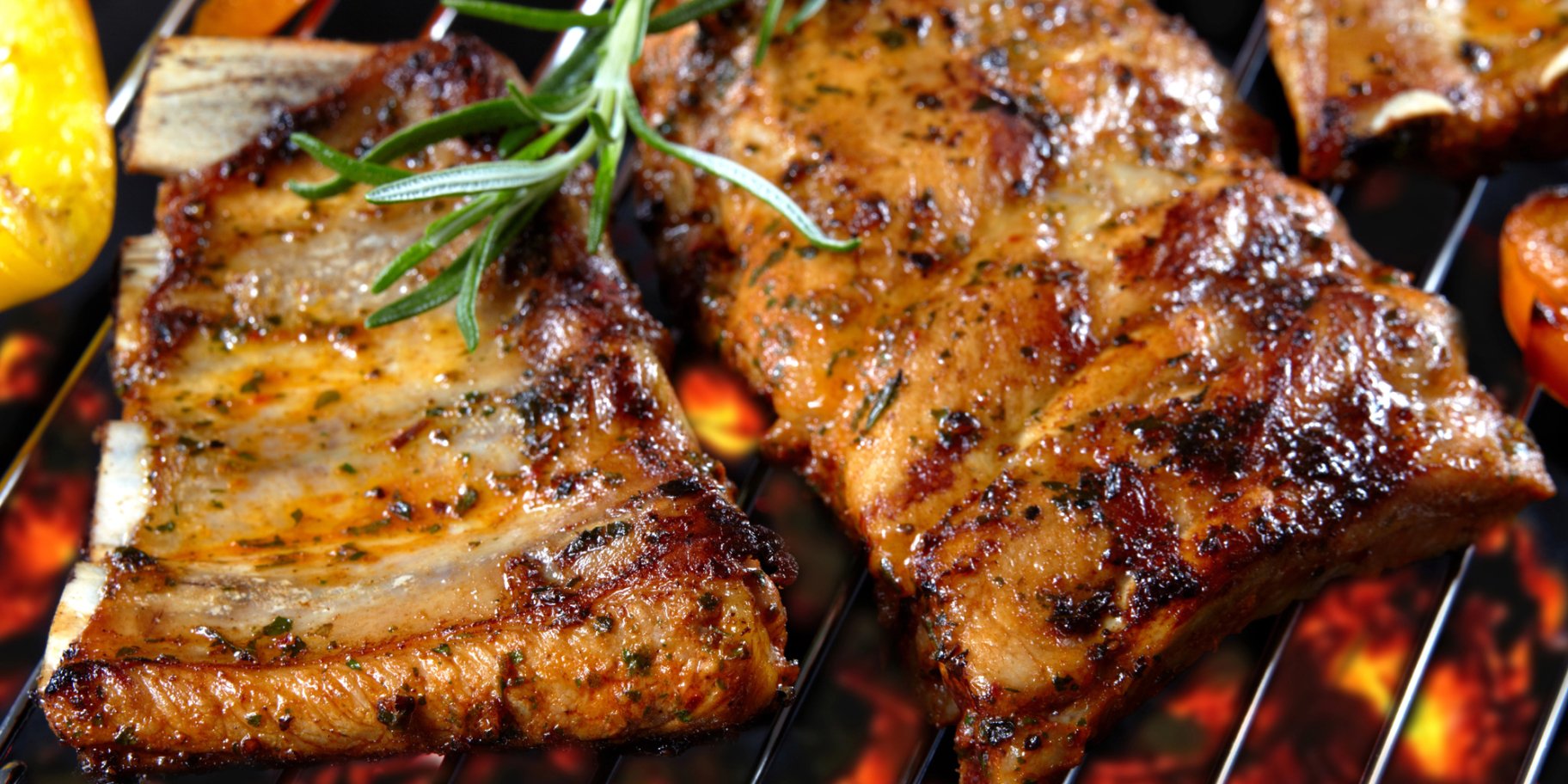 Ребра на мангалі