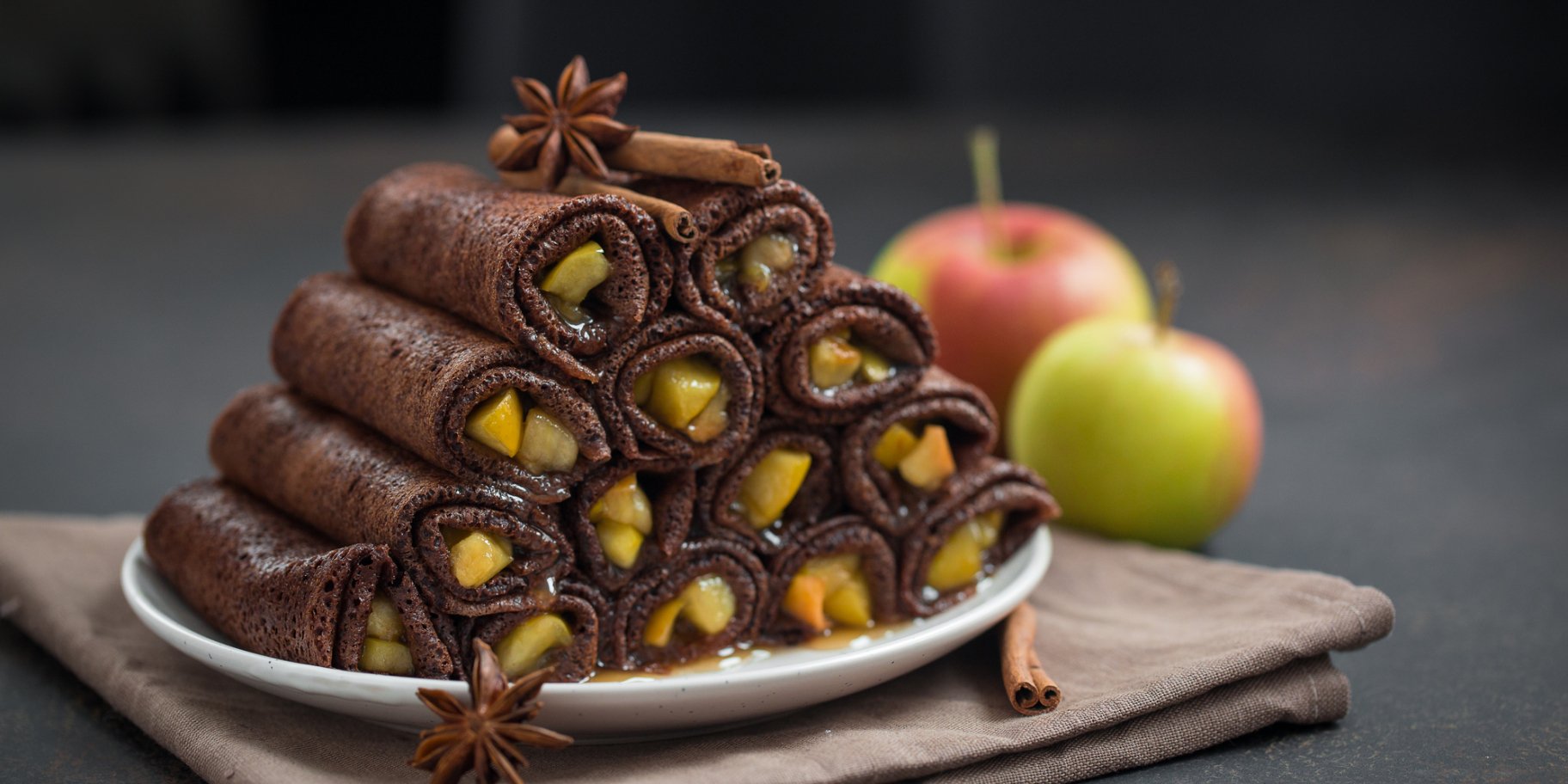 Шоколадные блинчики с яблоками