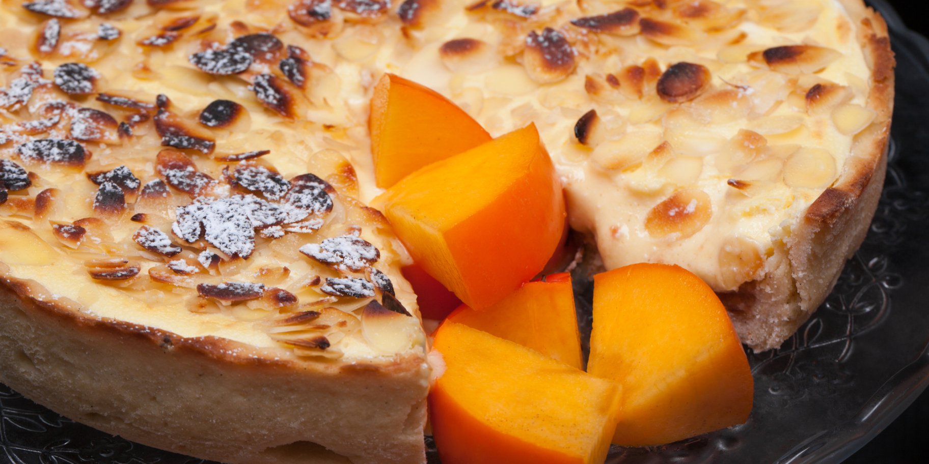 Пирог с хурмой и кремом