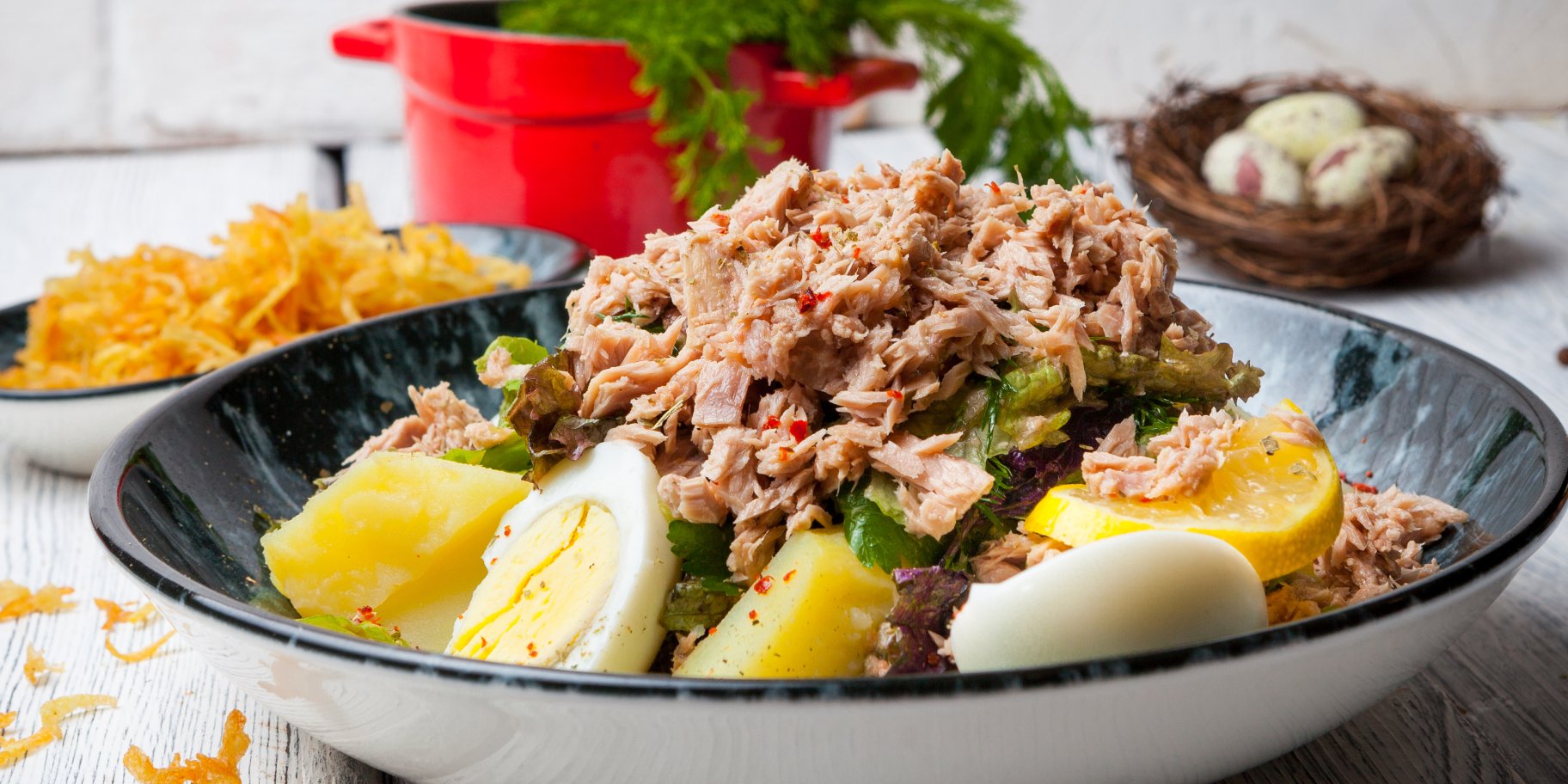 Салат из картофеля, тунца и яиц.