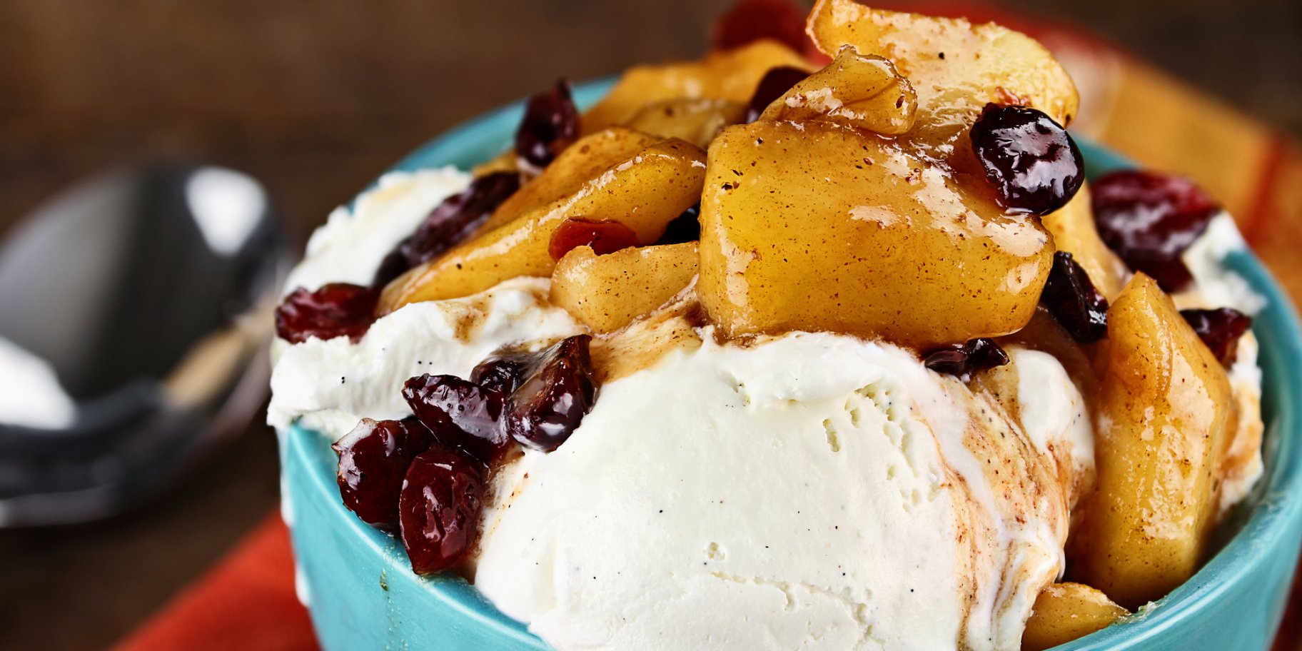 карамелізовані яблука з морозивом