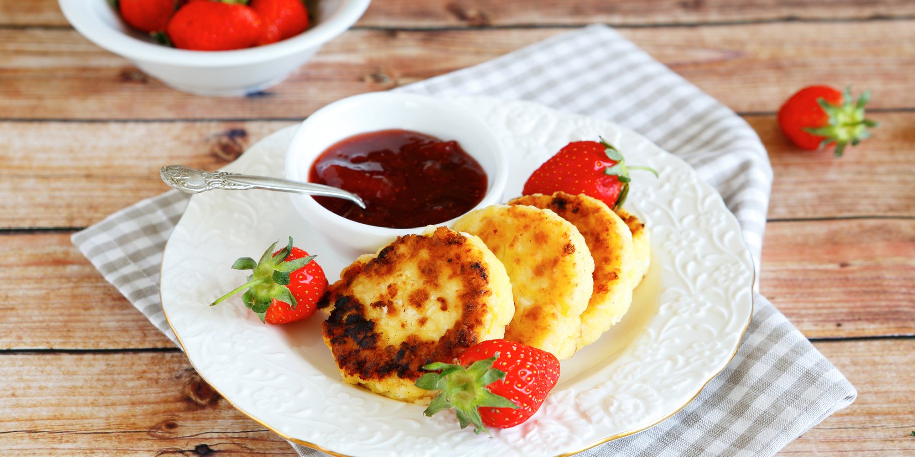 Рыхлые сырники с клубничным соусом