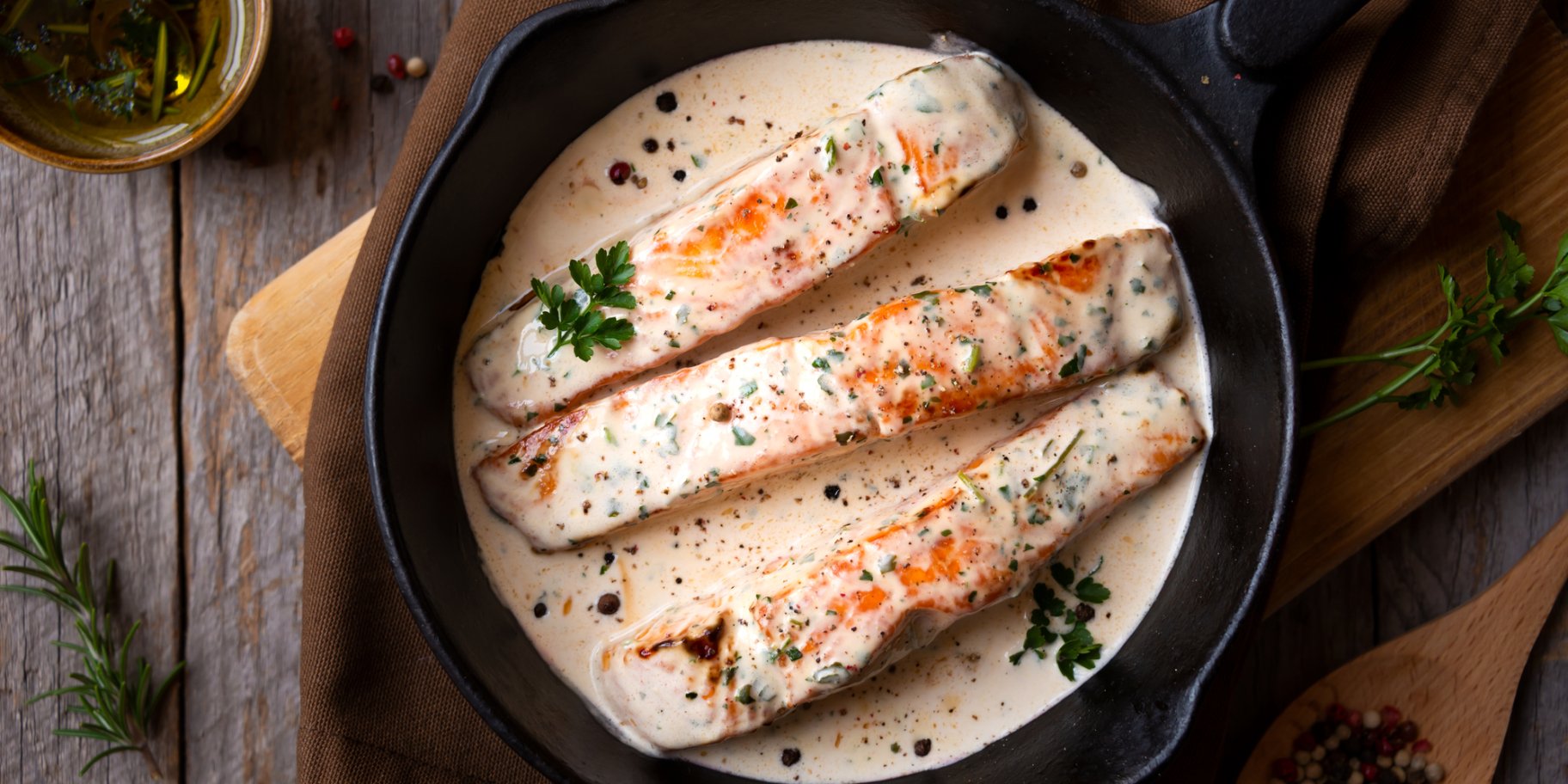 Червона риба у вершковому соусі