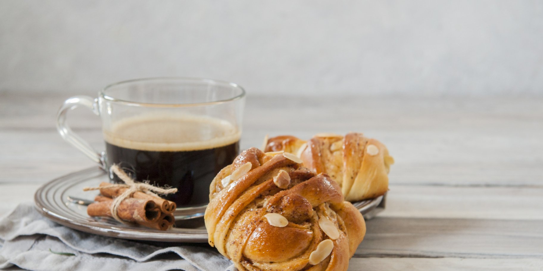 Булочки с марципаном и сахаром: рецепт