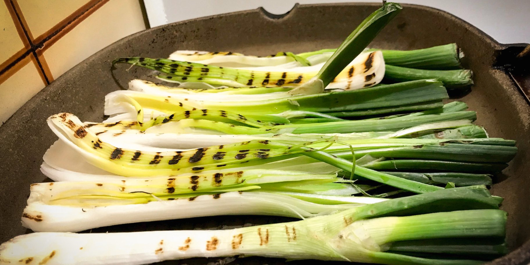 Зеленый лук на гриле