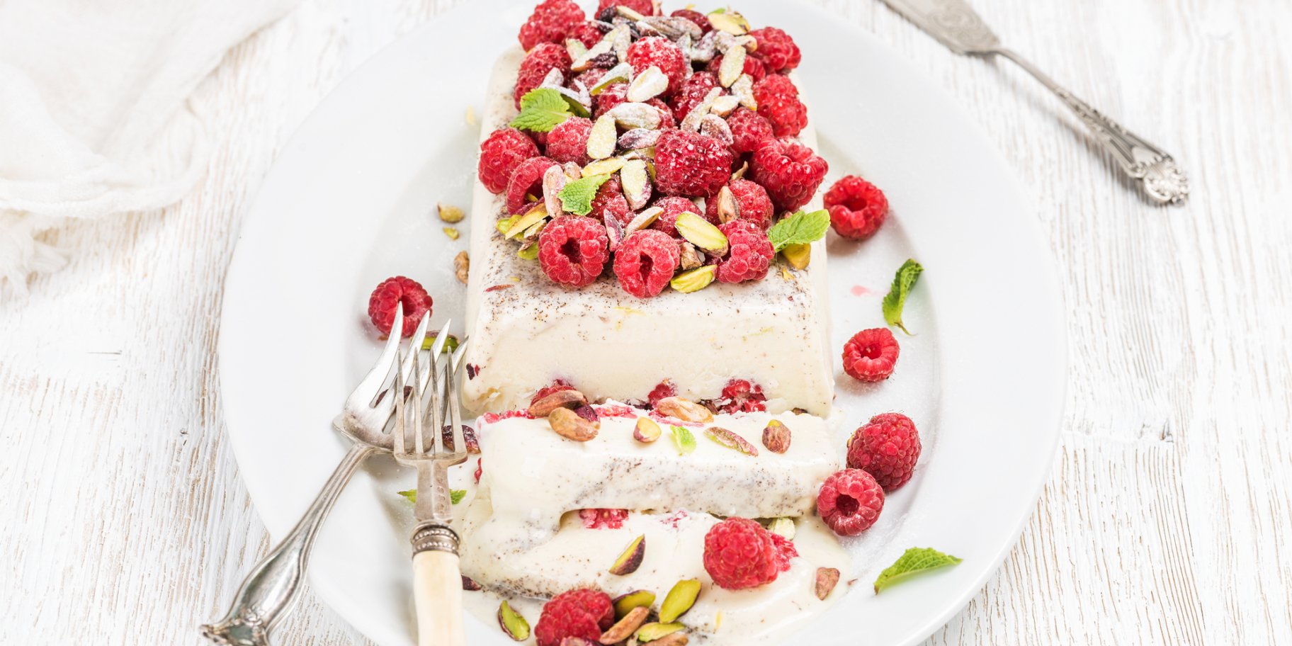 Семіфредо з малиною і фісташками