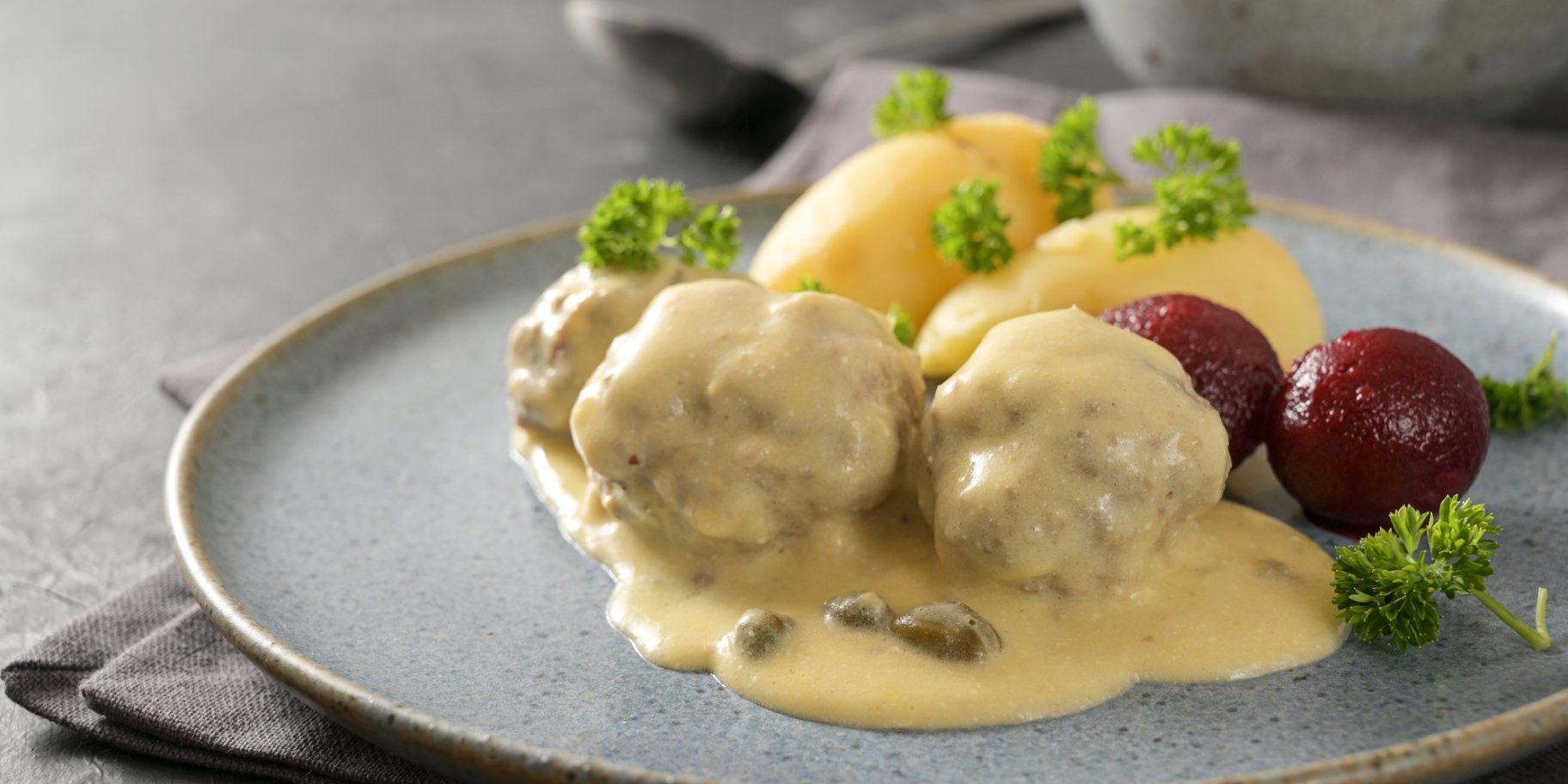 Фрикадельки в сливочном соусе по-шведски