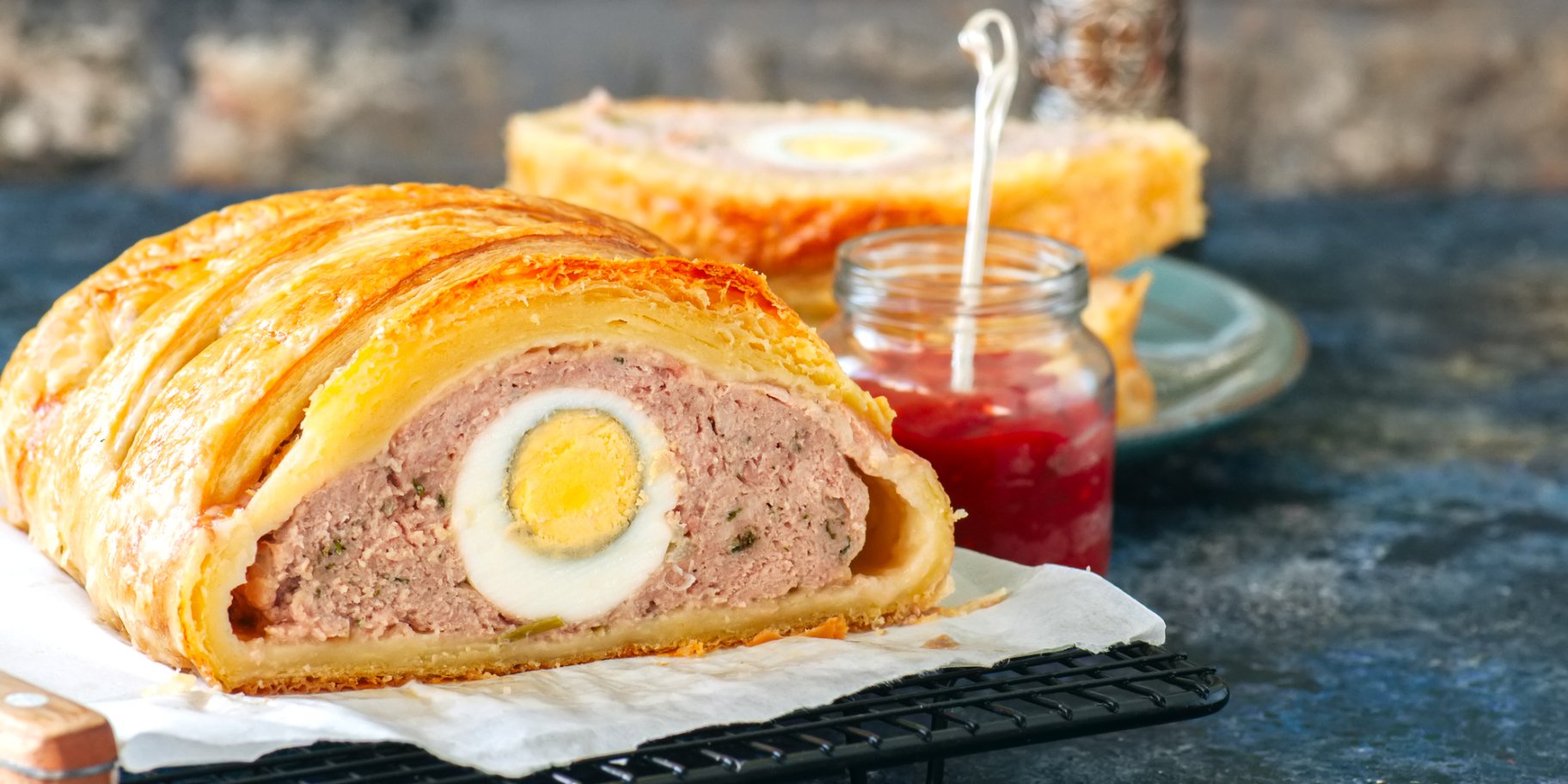 М'ясний хліб з яйцем