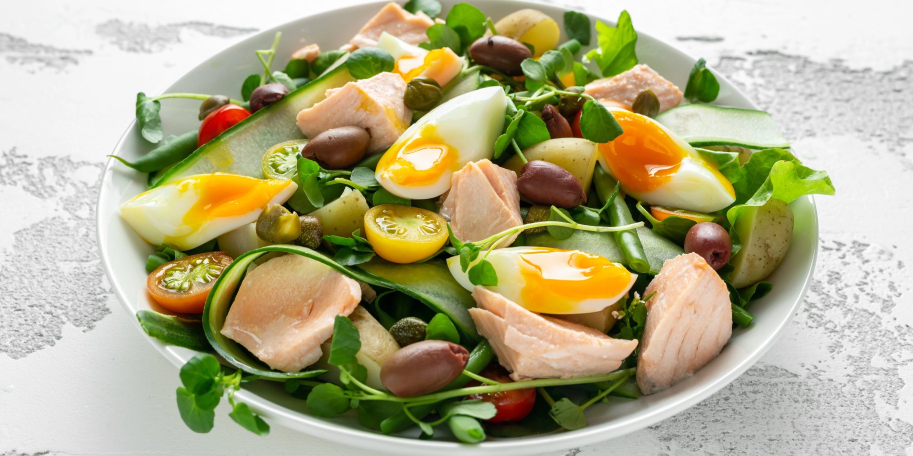 Салат зі спаржевою квасолею, сочевицею та лососем