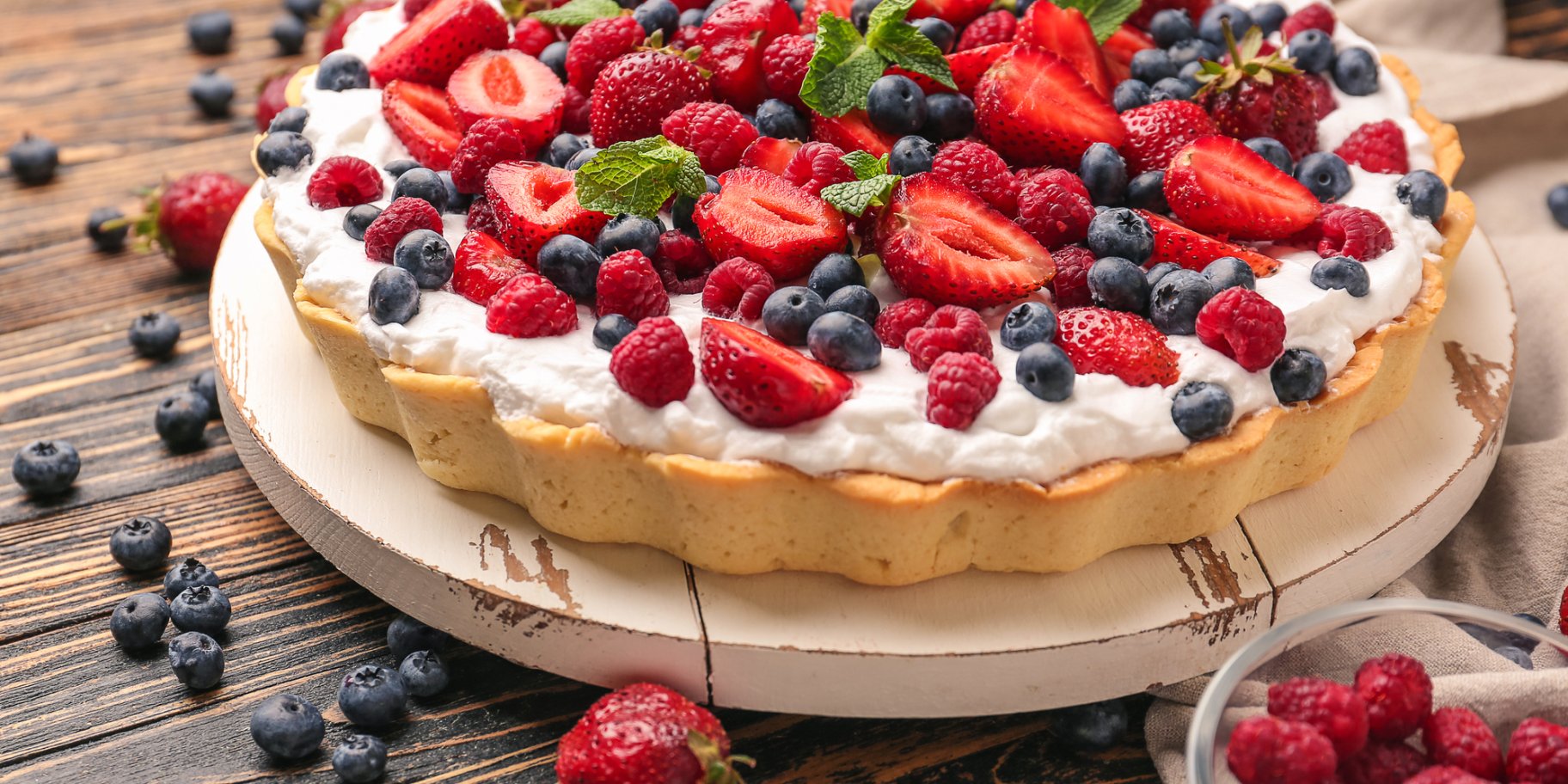 Тирольський пиріг з кремом і ягодами