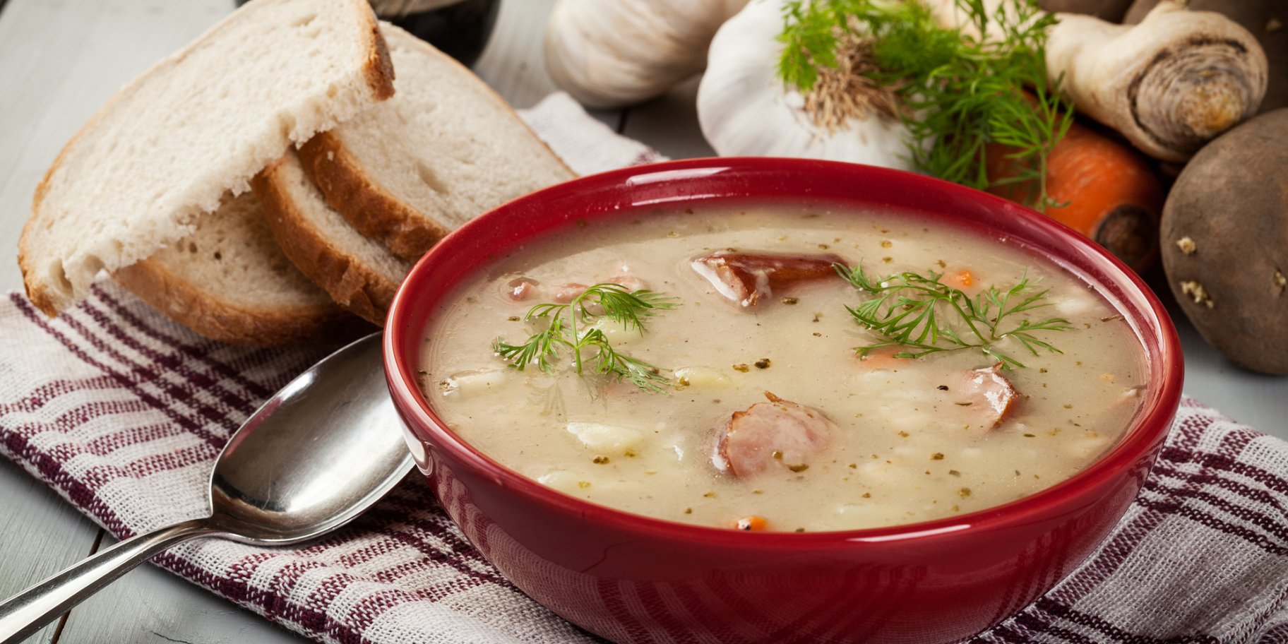 Суп с копченой колбасой, картофелем и гренками: рецепт