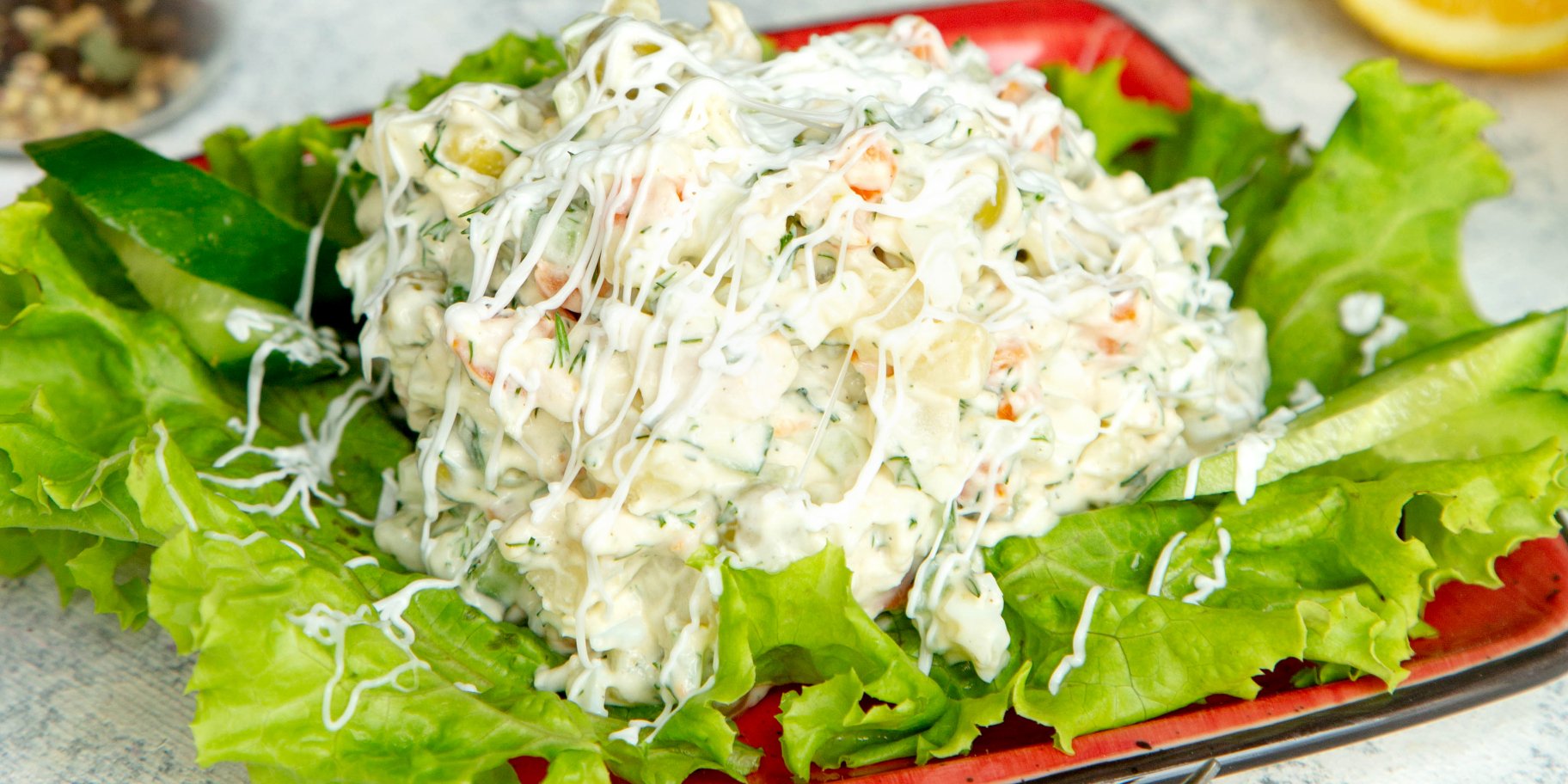 Салат з куркою, мисливськими ковбасками і огірками