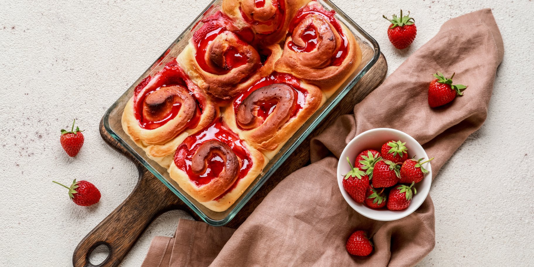 Булочки з полуницею