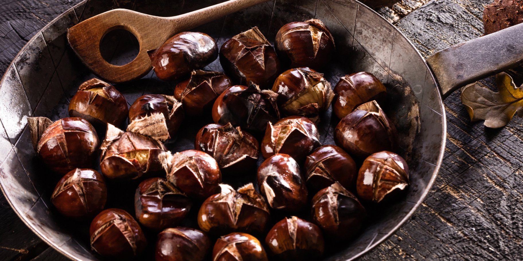 смажені каштани на сковороді