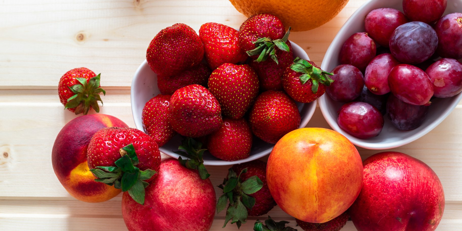 Нектарини, полуниця, сливи