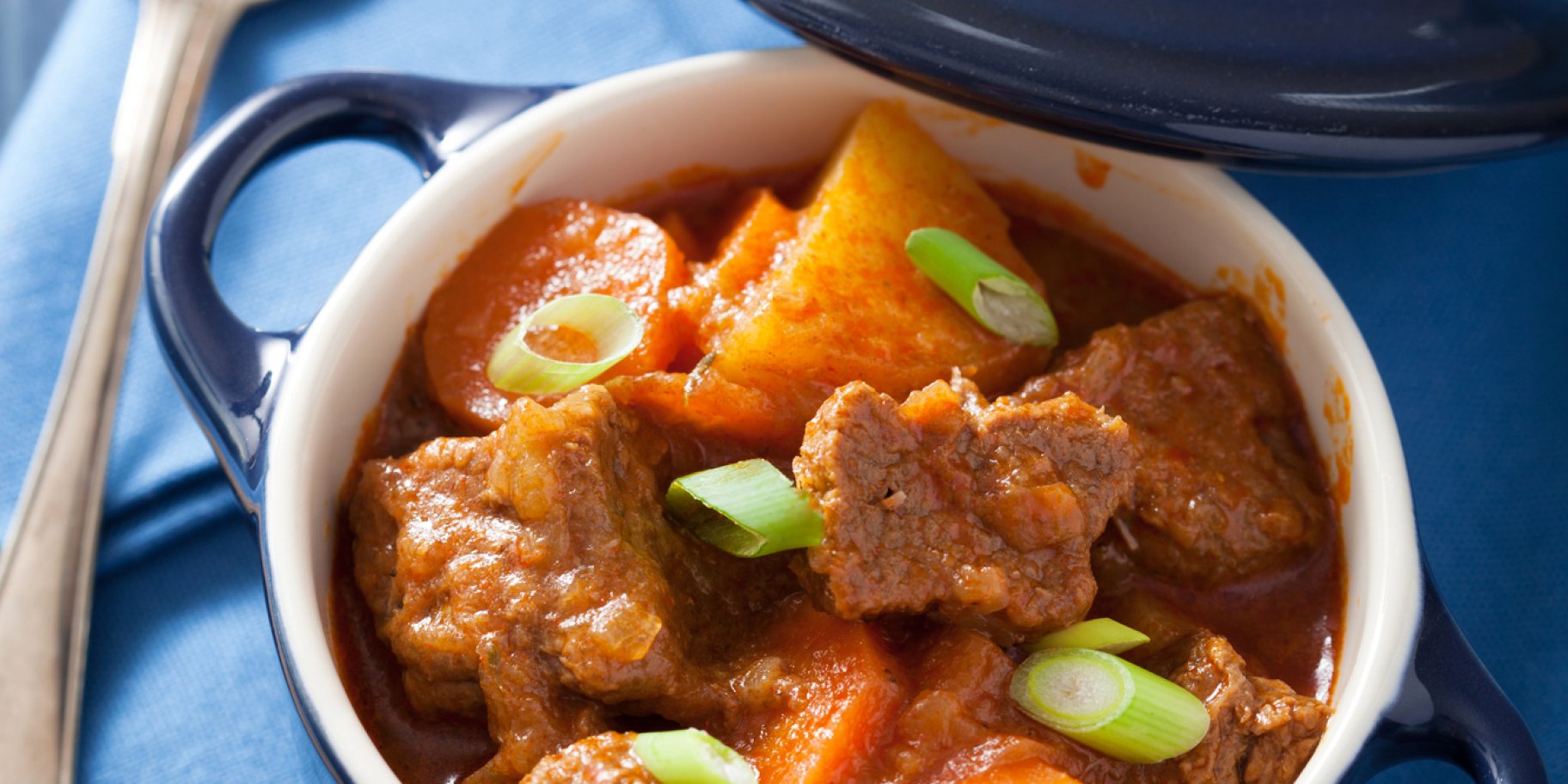 Тушкована телятина з картоплею і овочами