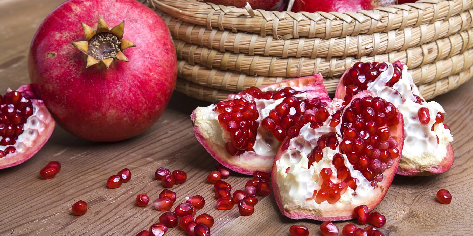 гранат, кошик з гранатами