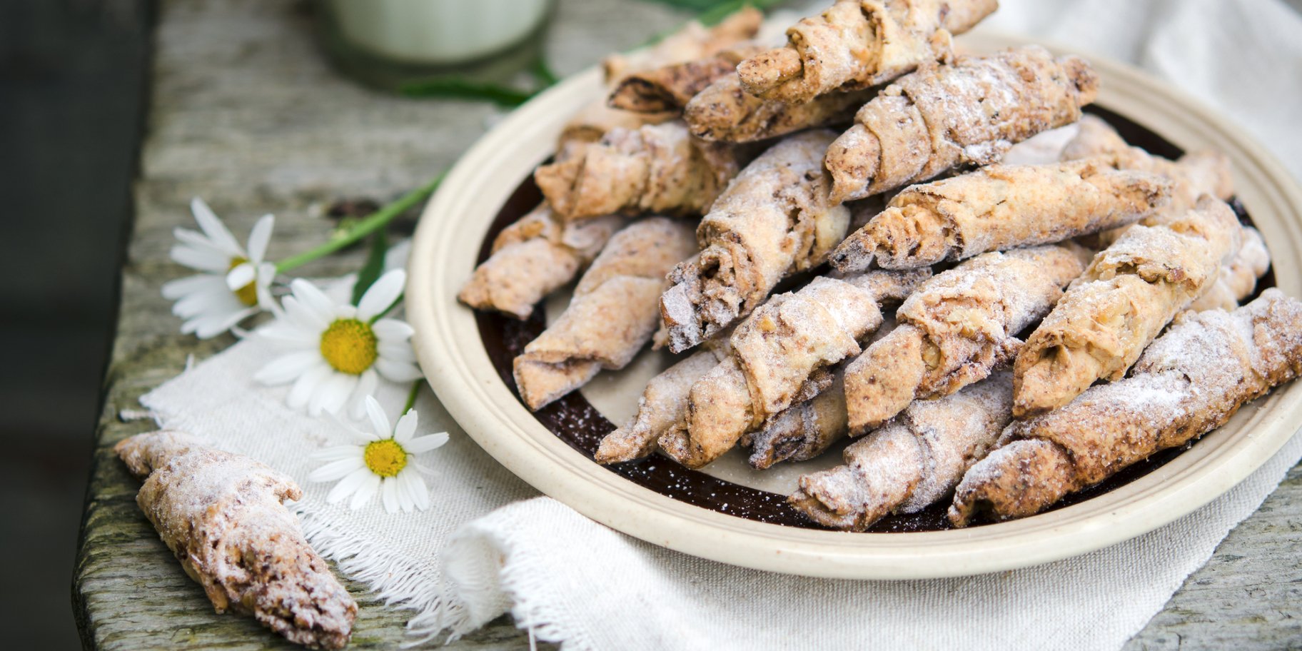 Рогалики з горіхами та фініками