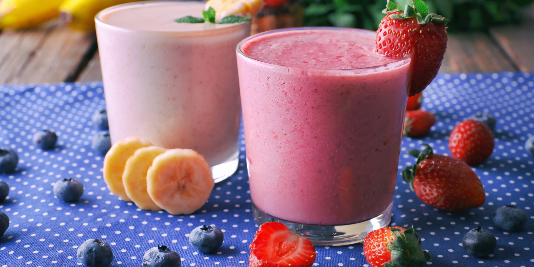 Смузі з банану, полуниці і лохини