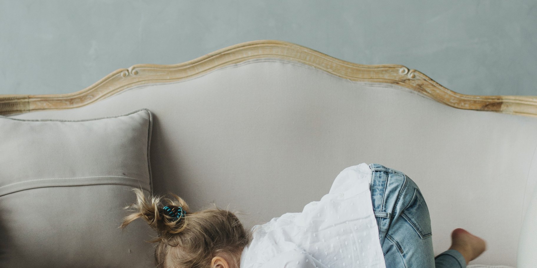 Дівчинка на дивані