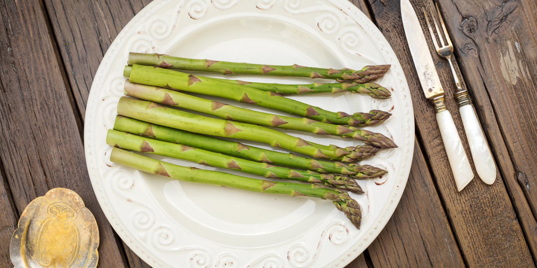 Спаржа на тарілці