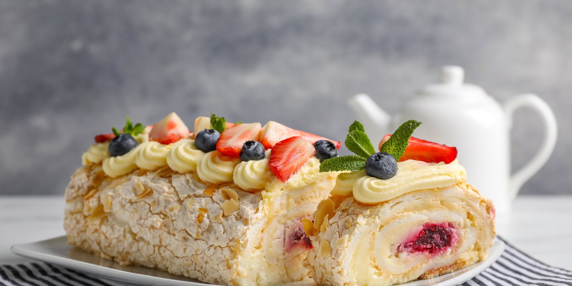 Меренговий рулет з ягодами від Пави