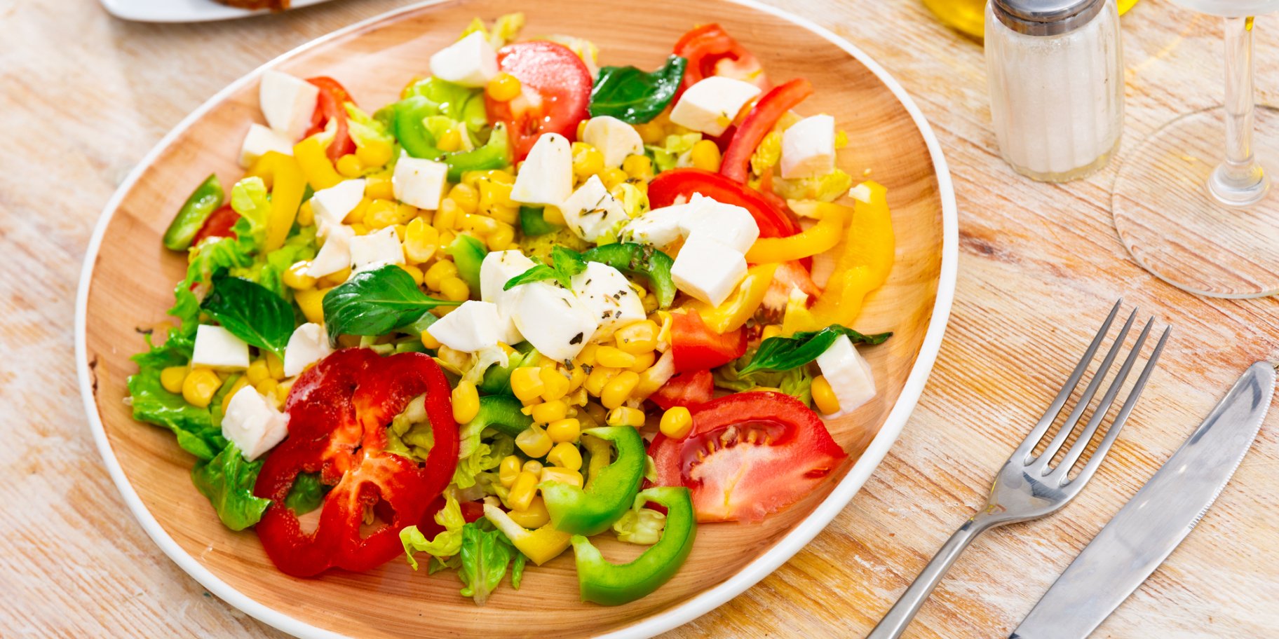 Салат з перцем, фетою і кукурудзою