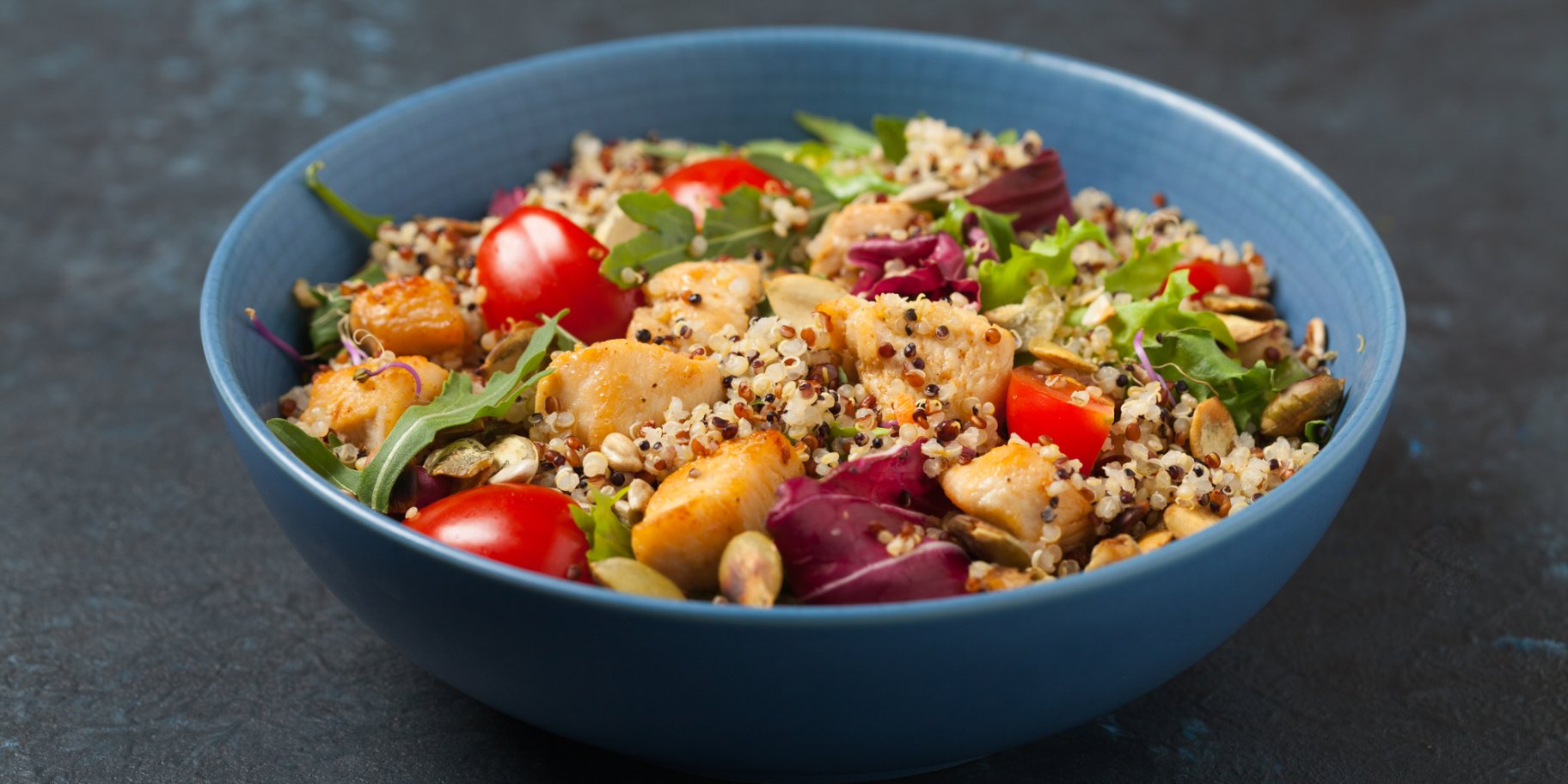 Салат с киноа, индейкой и овощами