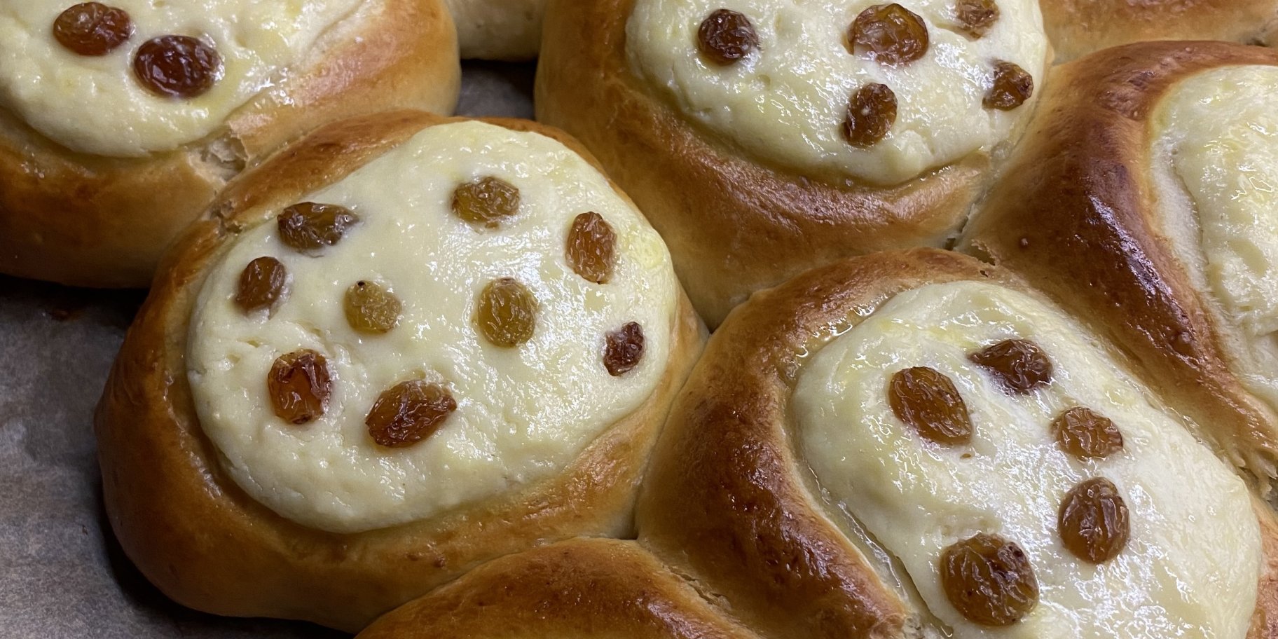 Ватрушки з сиром і родзинками