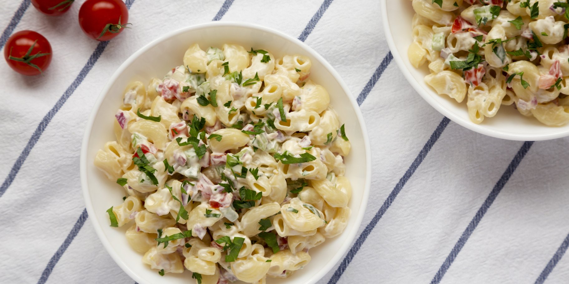 Теплий салат з макаронами