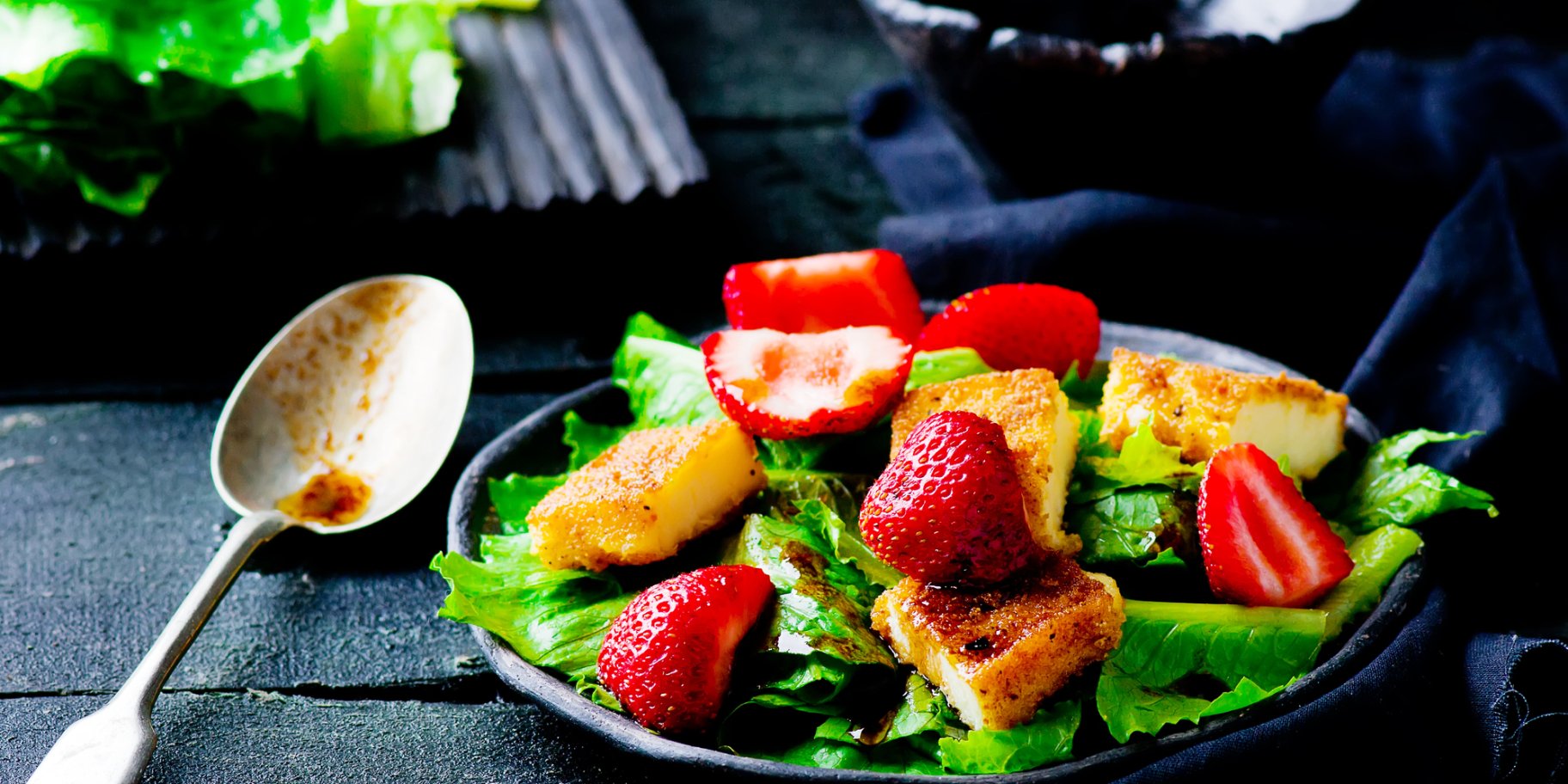 Салат с жареным сыром и клубникой