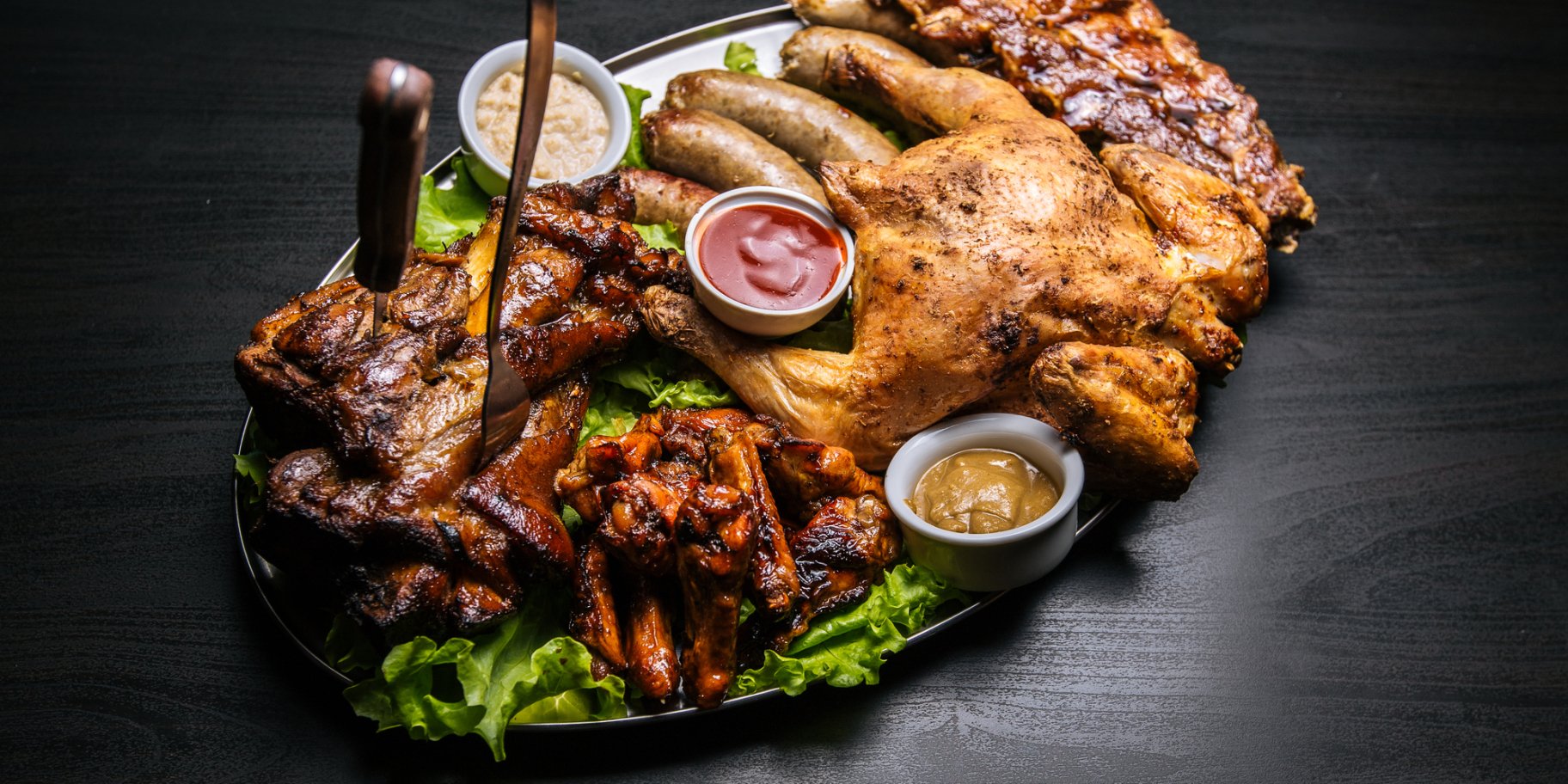 курка запечена з ковбасками