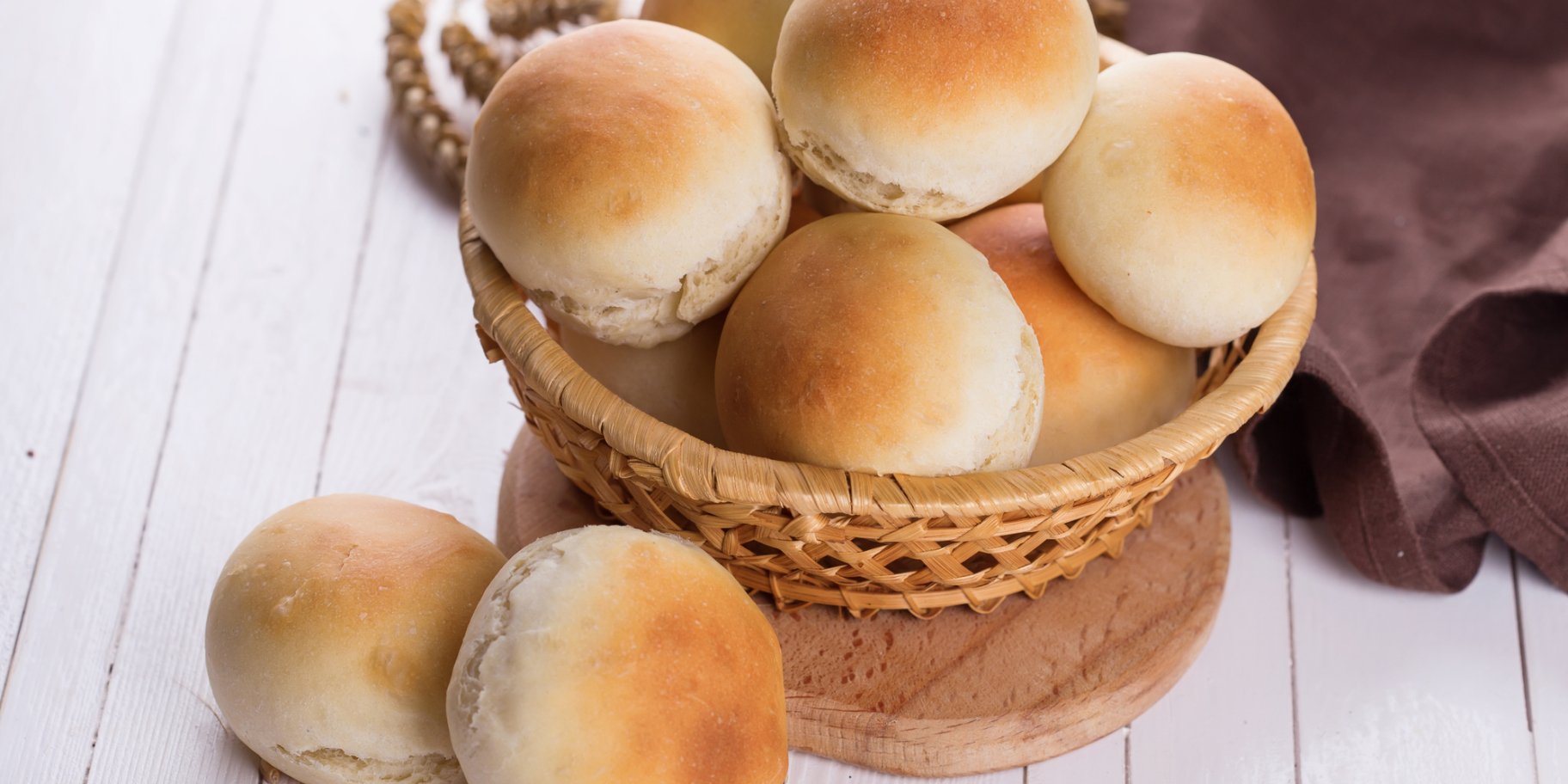 Закусочные булочки с колбасой, яйцом и сыром