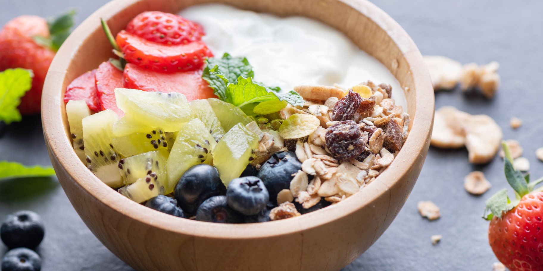 Боул із йогуртом, вівсяними пластівцями та фруктами