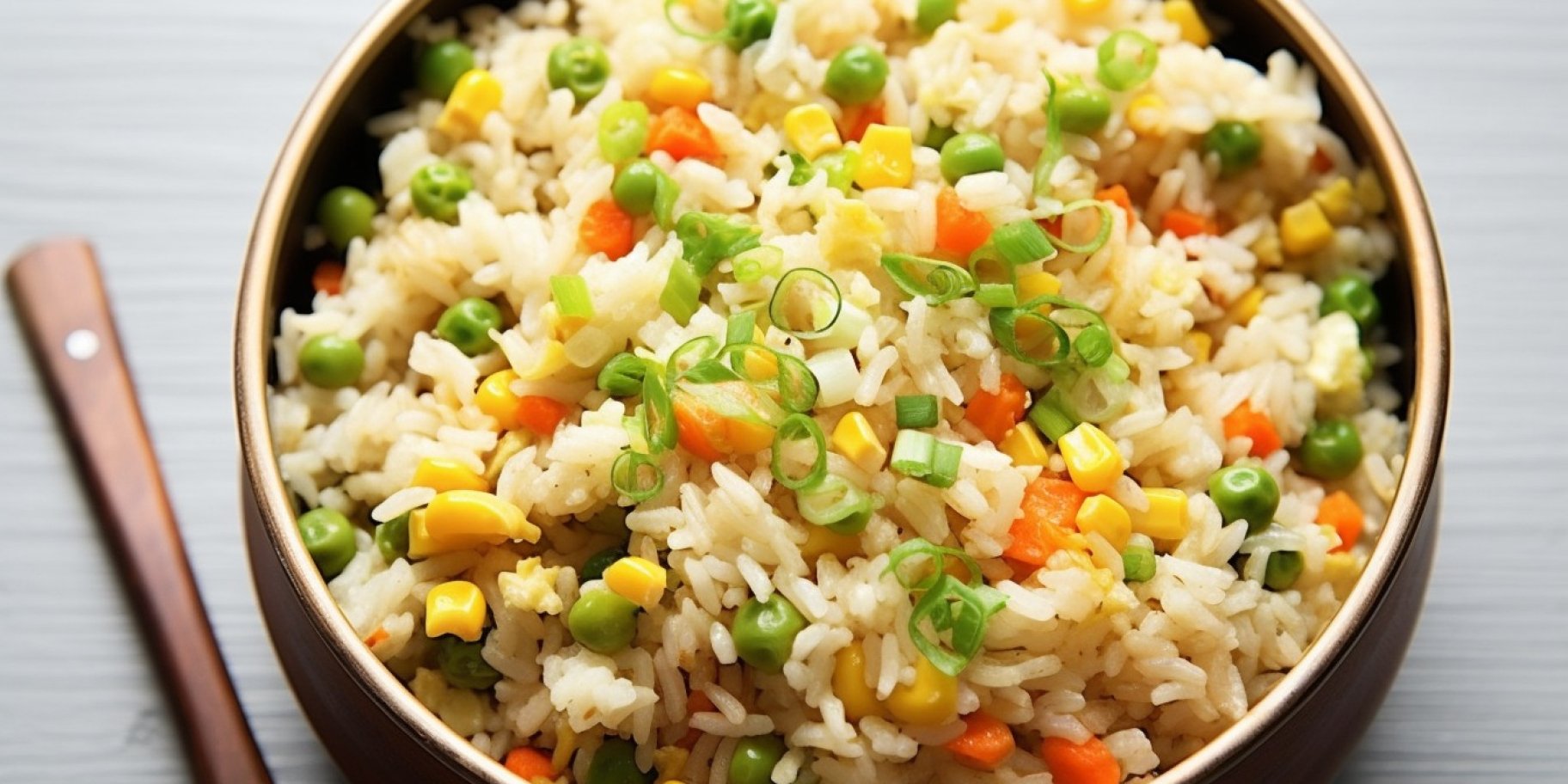 Летний рис с зеленым горошком и кукурузой