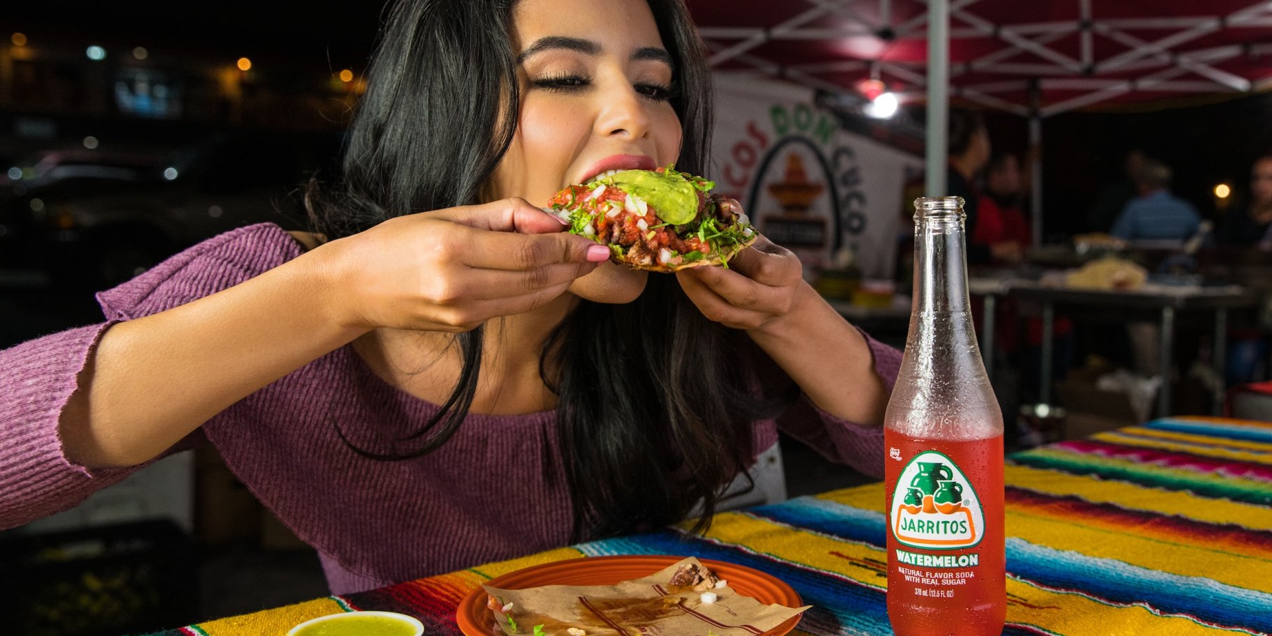 дівчина їсть