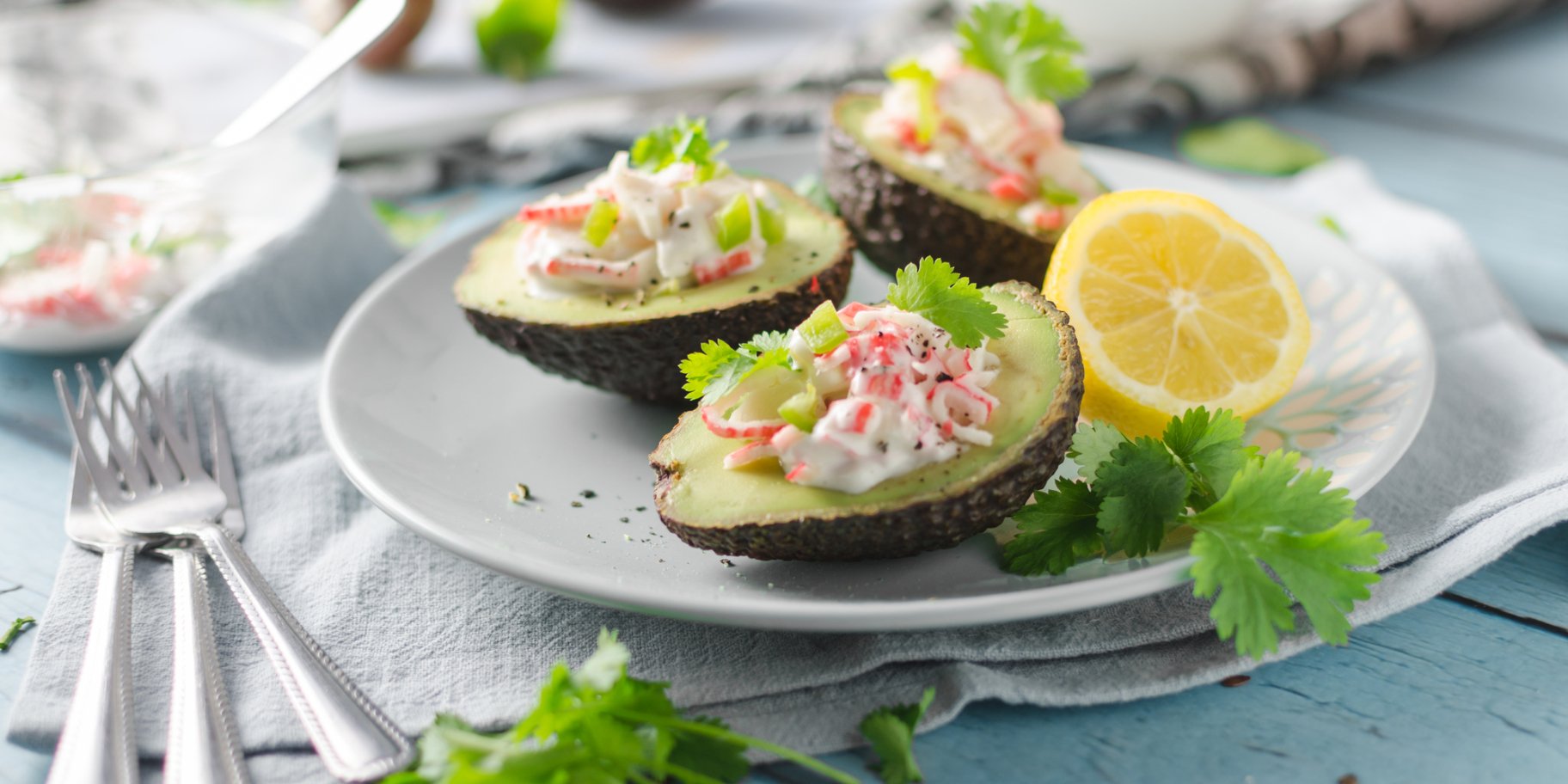 Авокадо з крабовими паличками