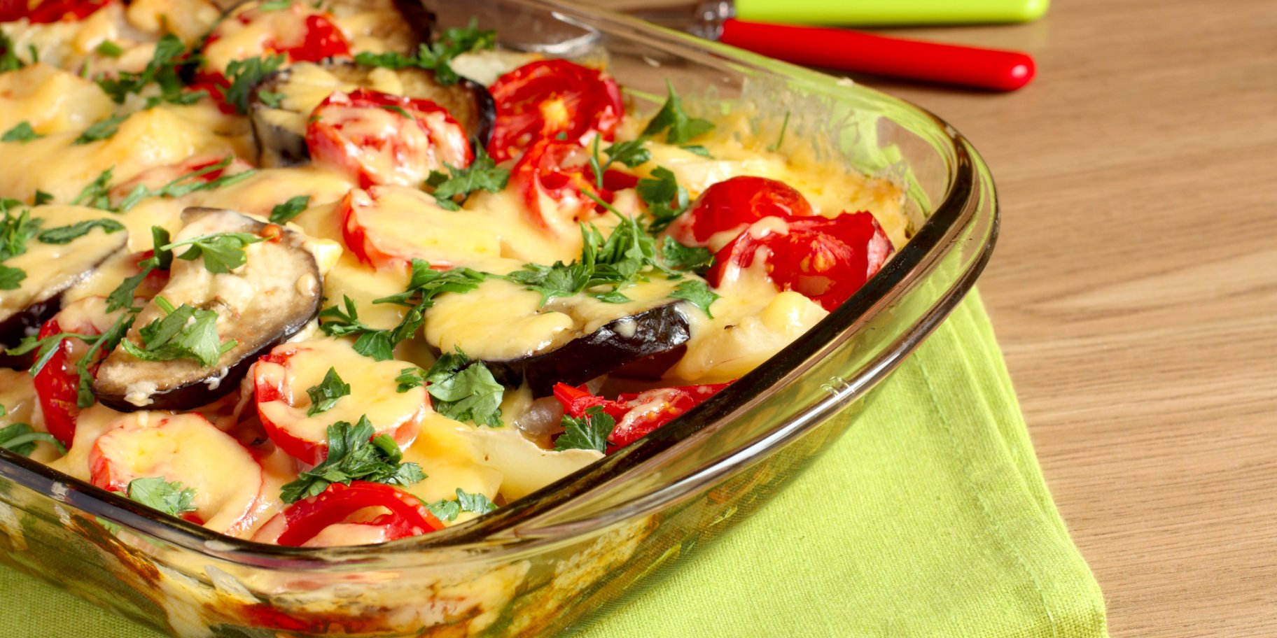 Баклажани з овочами, запечені із сиром