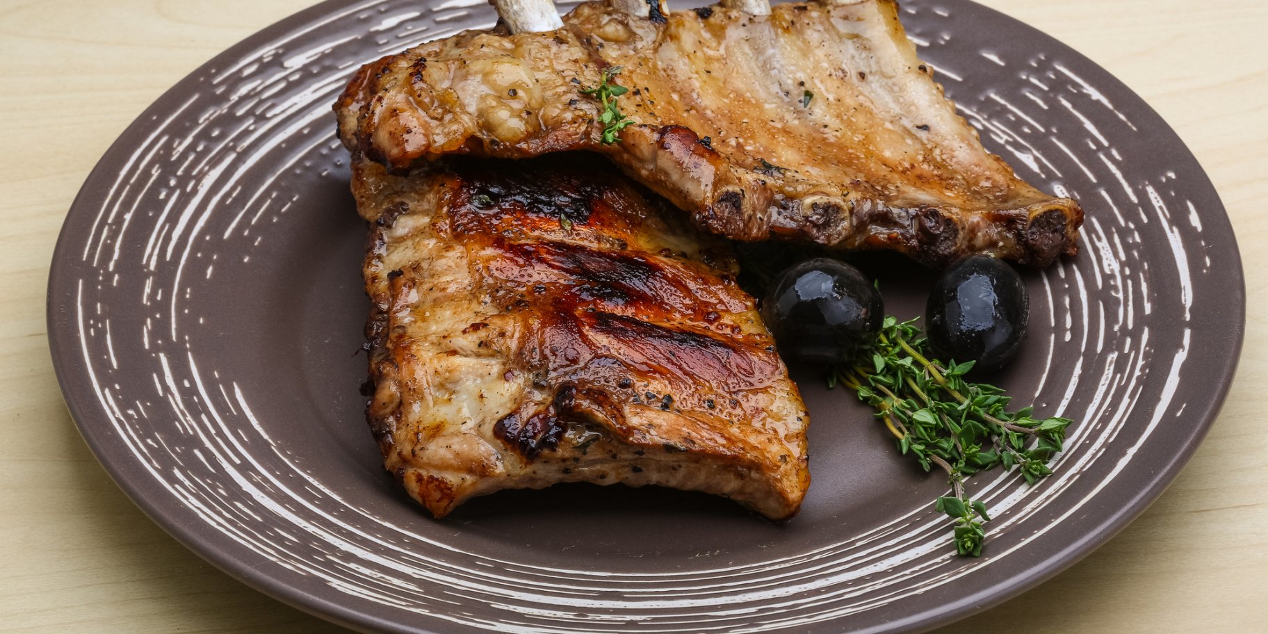 Свинячі реберця в соусі під сиром