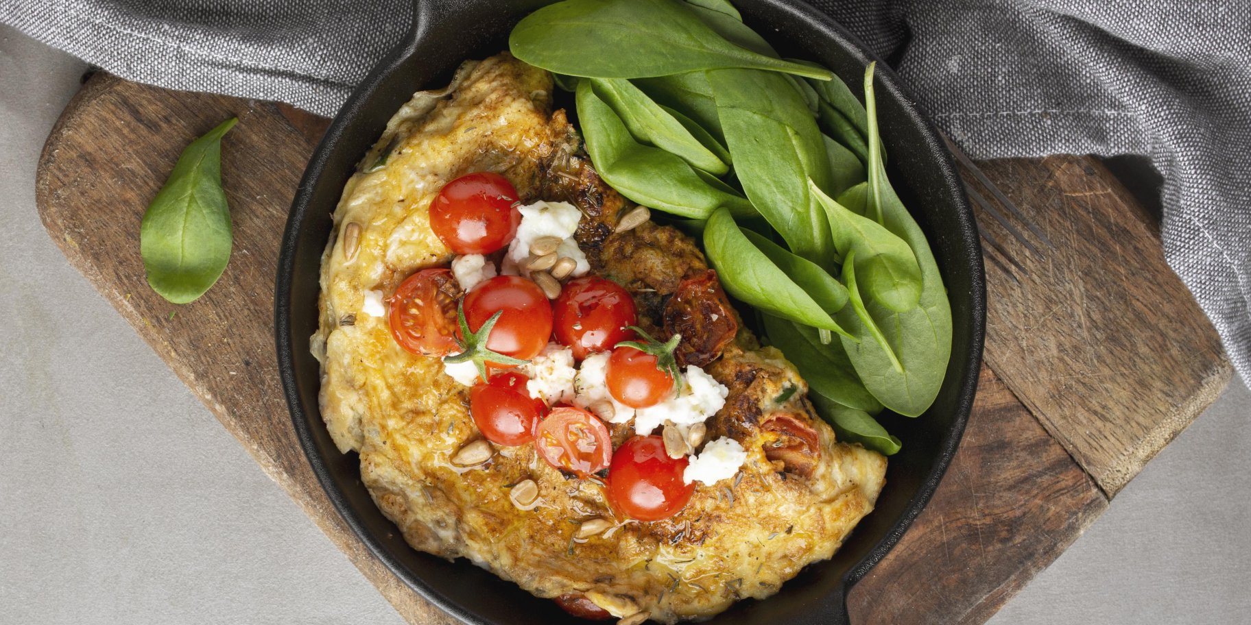 Омлет з помідорами й базиліком рецепт