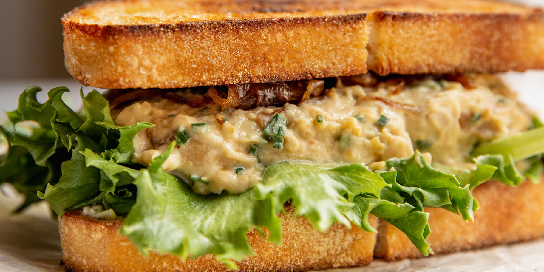 Веганський сендвіч із сочевицею та карамелізованою цибулею