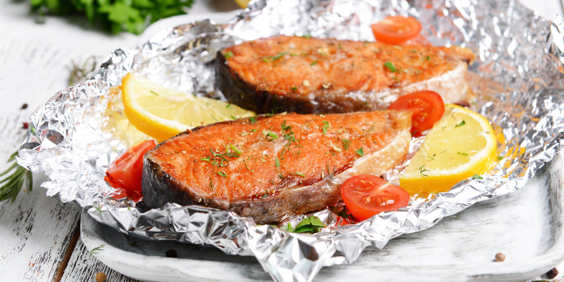 Червона риба з сиром, запечена в духовці